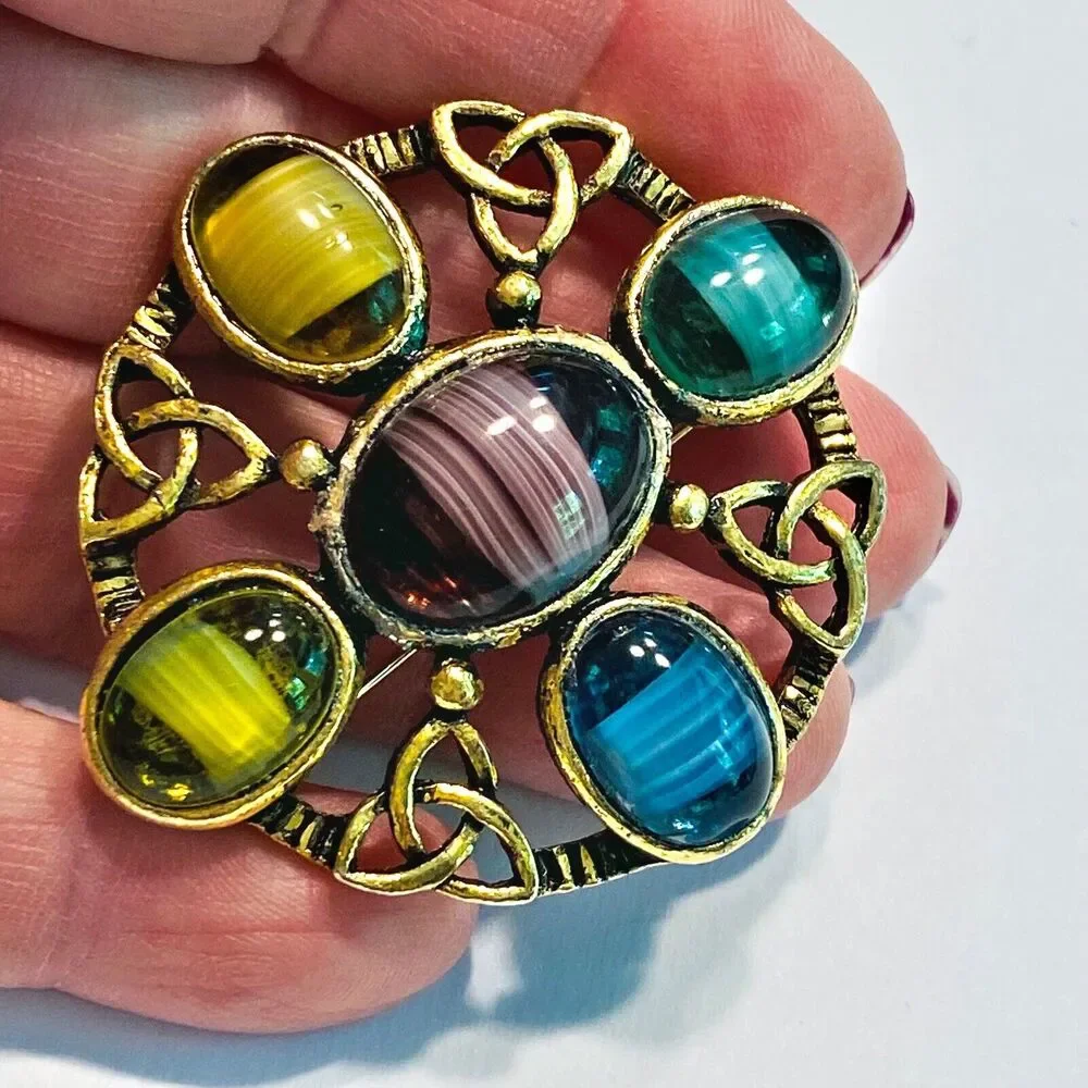 Vintage goldtone brooch